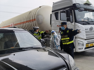 徐州交警堅(jiān)守一線，筑牢防疫“安全墻”保障道路貨物運(yùn)輸安全暢通